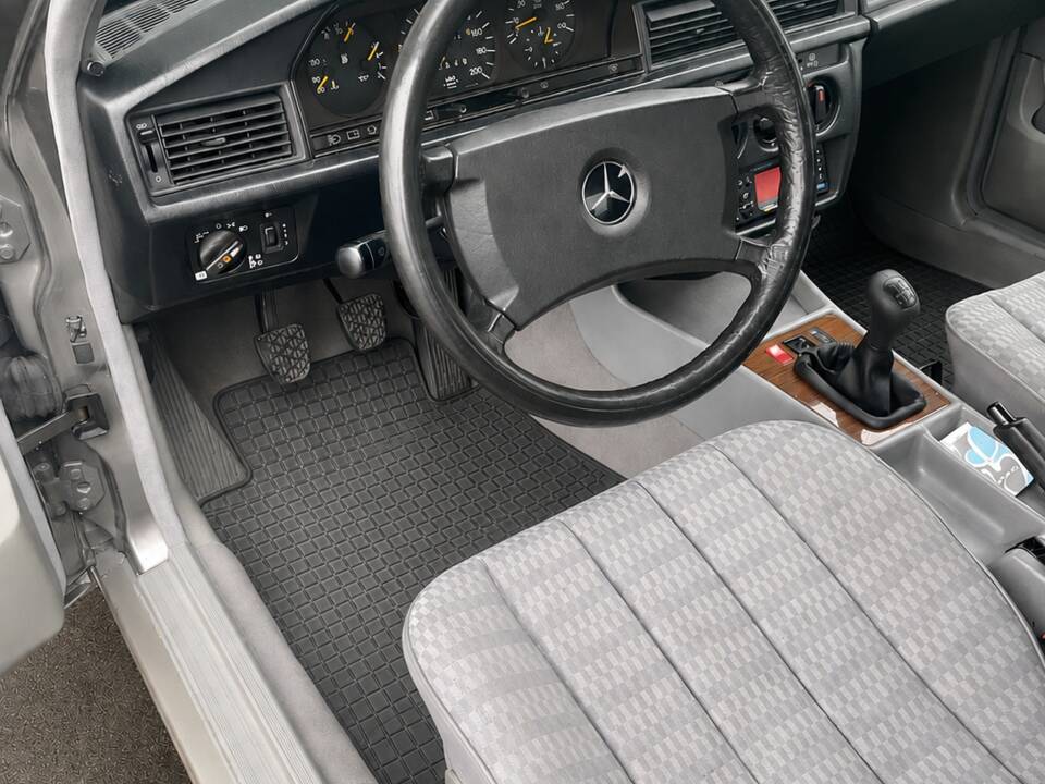 Bild 7/12 von Mercedes-Benz 190 D 2.5 (1990)