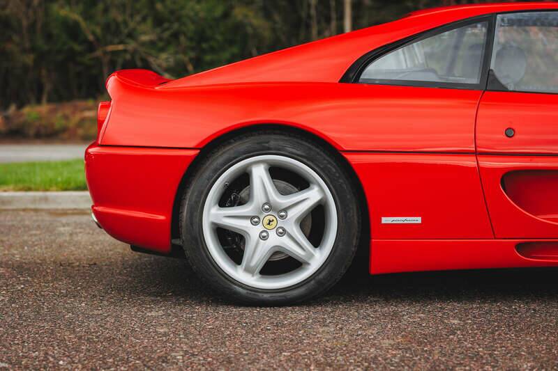 Image 19/50 de Ferrari F 355 Berlinetta (1998)