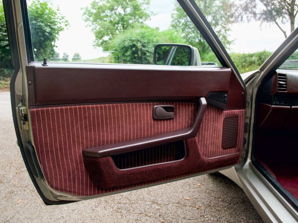 Image 18/24 of Porsche 944 Turbo (1988)