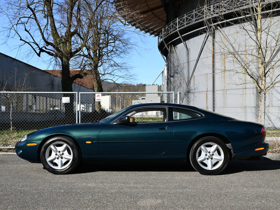 Image 3/23 of Jaguar XK8 4.0 (1998)