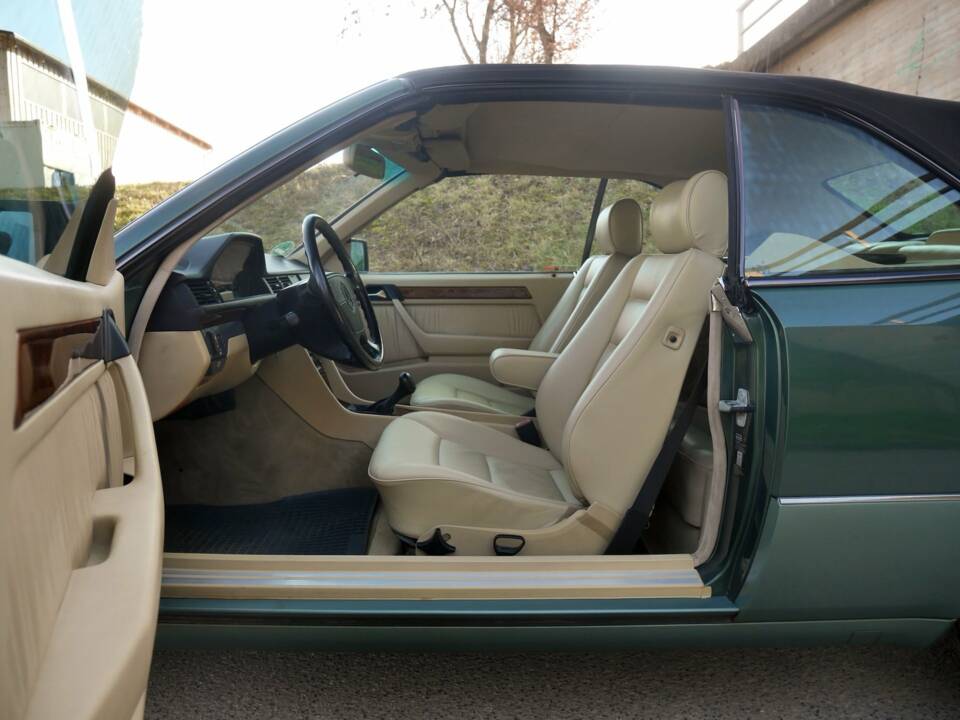 Bild 30/30 von Mercedes-Benz 300 CE-24 (1992)