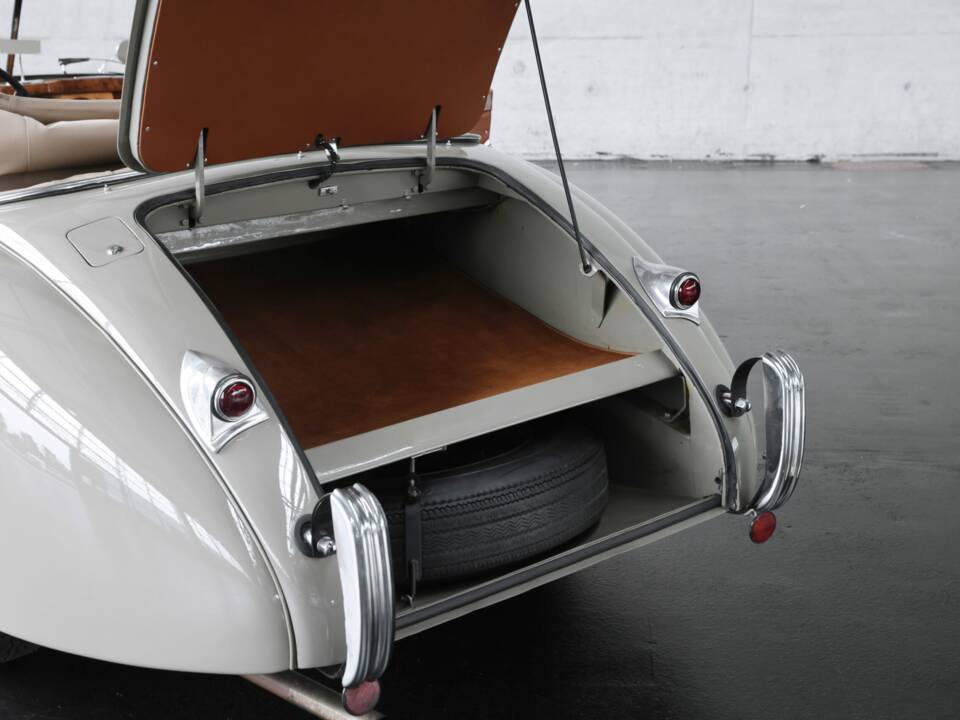 Bild 44/50 von Jaguar XK 120 DHC (1953)