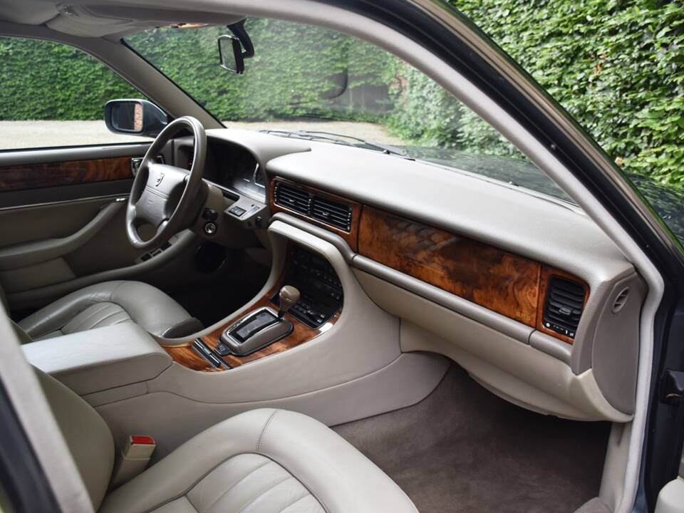 Image 29/40 of Jaguar XJ 6 4.0 Sovereign (1995)