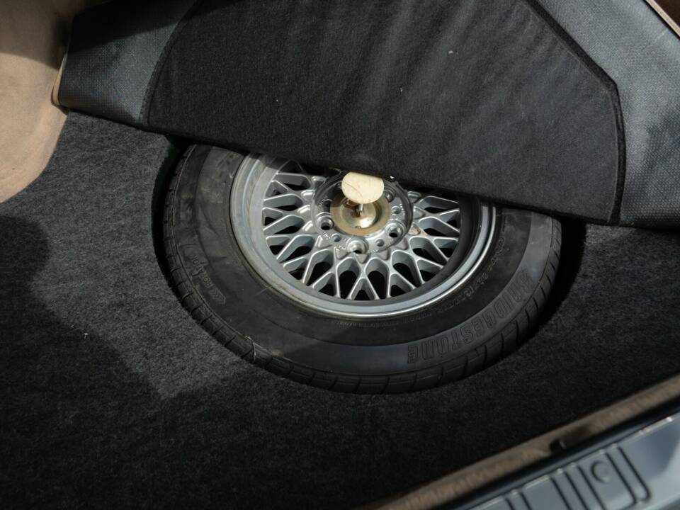 Image 36/36 of BMW 750iL (1989)