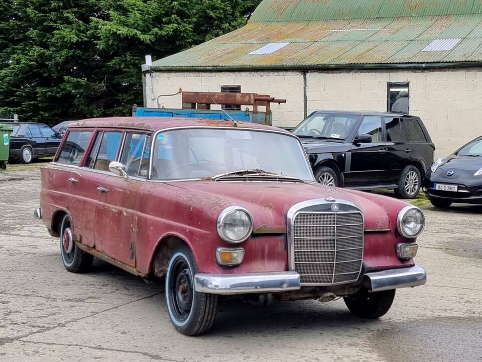 Image 14/31 of Mercedes-Benz 230 S Universal (1966)