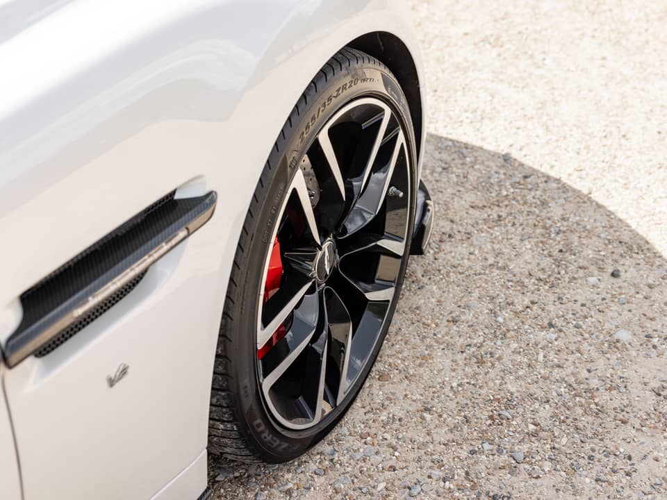 Image 24/57 of Aston Martin Vanquish S (2018)