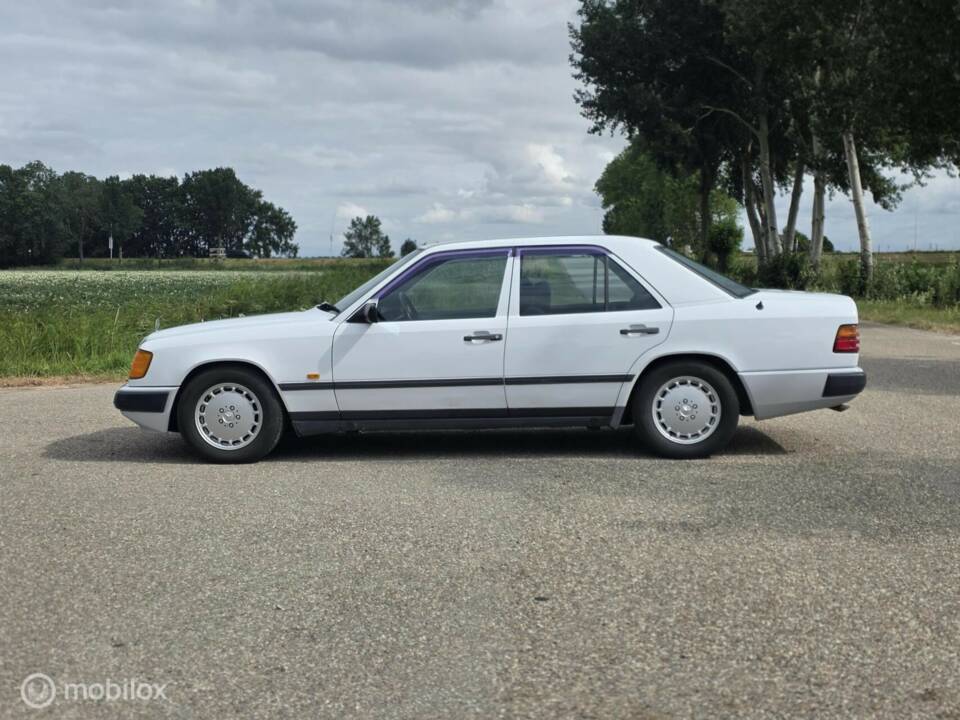 Afbeelding 10/42 van Mercedes-Benz 300 E (1986)