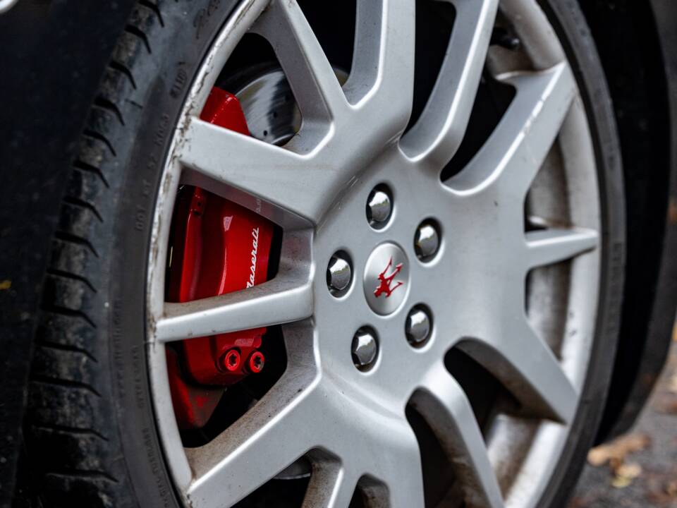 Bild 32/50 von Maserati GranTurismo 4.2 (2008)