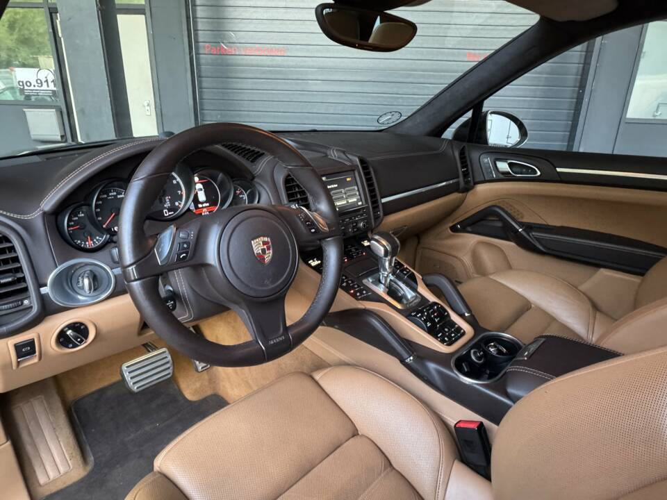 Bild 10/24 von Porsche Cayenne Turbo S (2014)