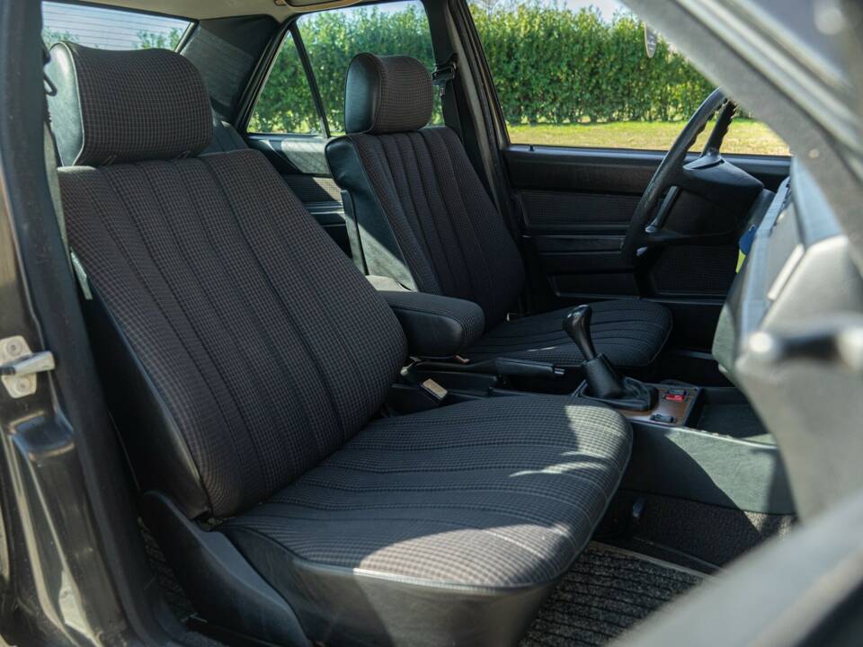 Imagen 26/50 de Mercedes-Benz 190 E (1988)