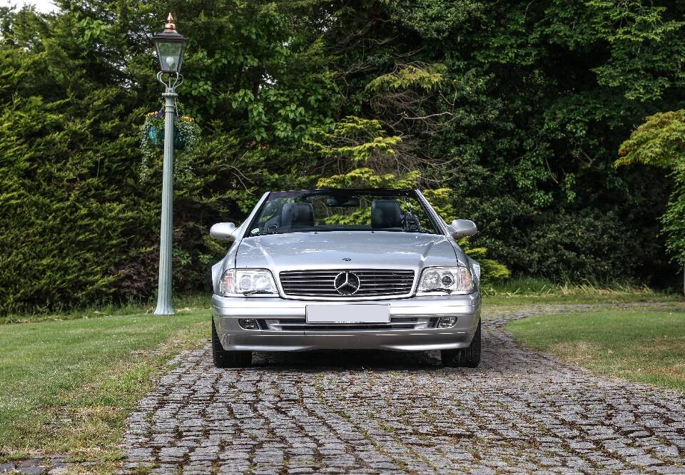 Image 32/37 of Mercedes-Benz SL 320 (2000)