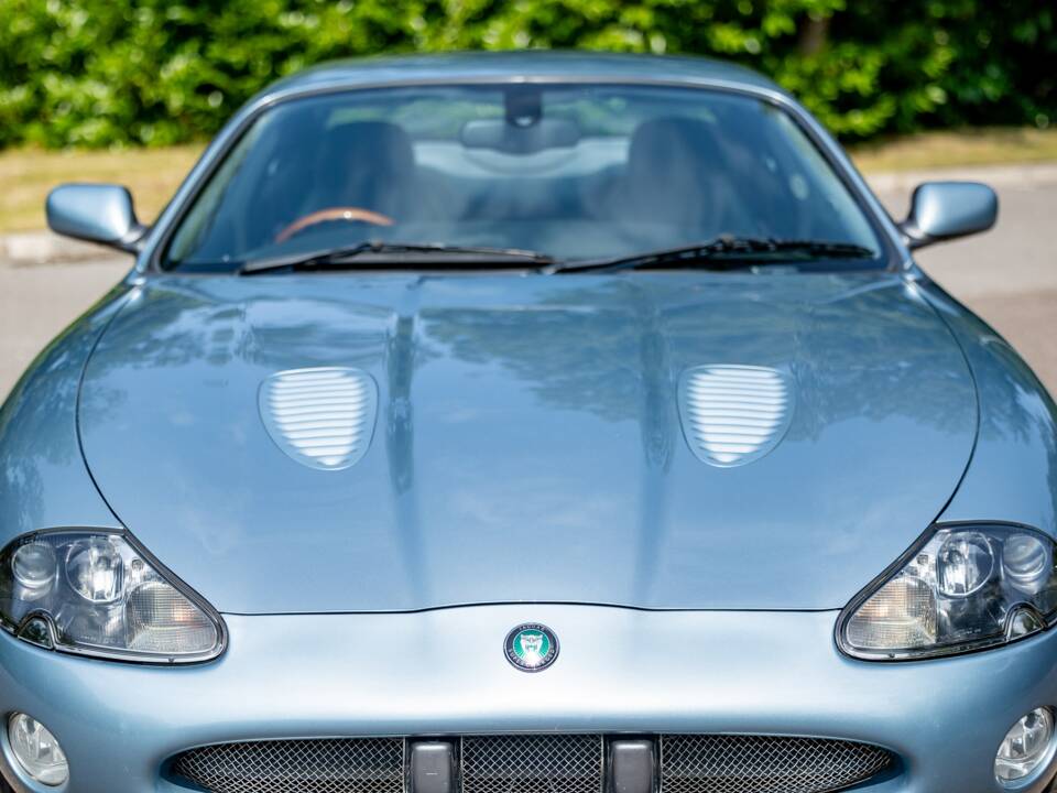 Image 34/37 of Jaguar XKR (2003)