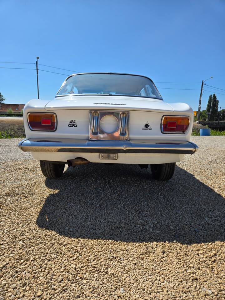 Image 7/84 of Alfa Romeo Giulia GT 1300 Junior (1968)