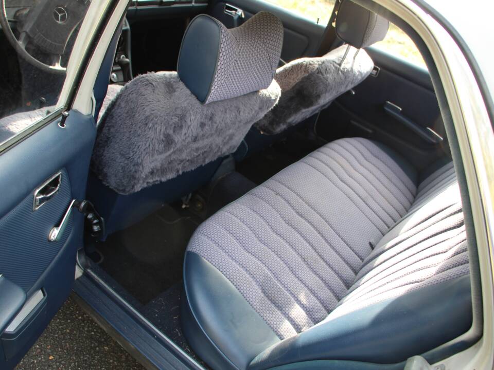 Image 18/22 of Mercedes-Benz 200 (1978)