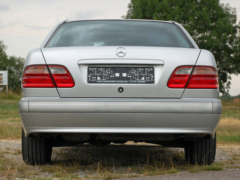 Imagen 9/34 de Mercedes-Benz E 240 (1999)