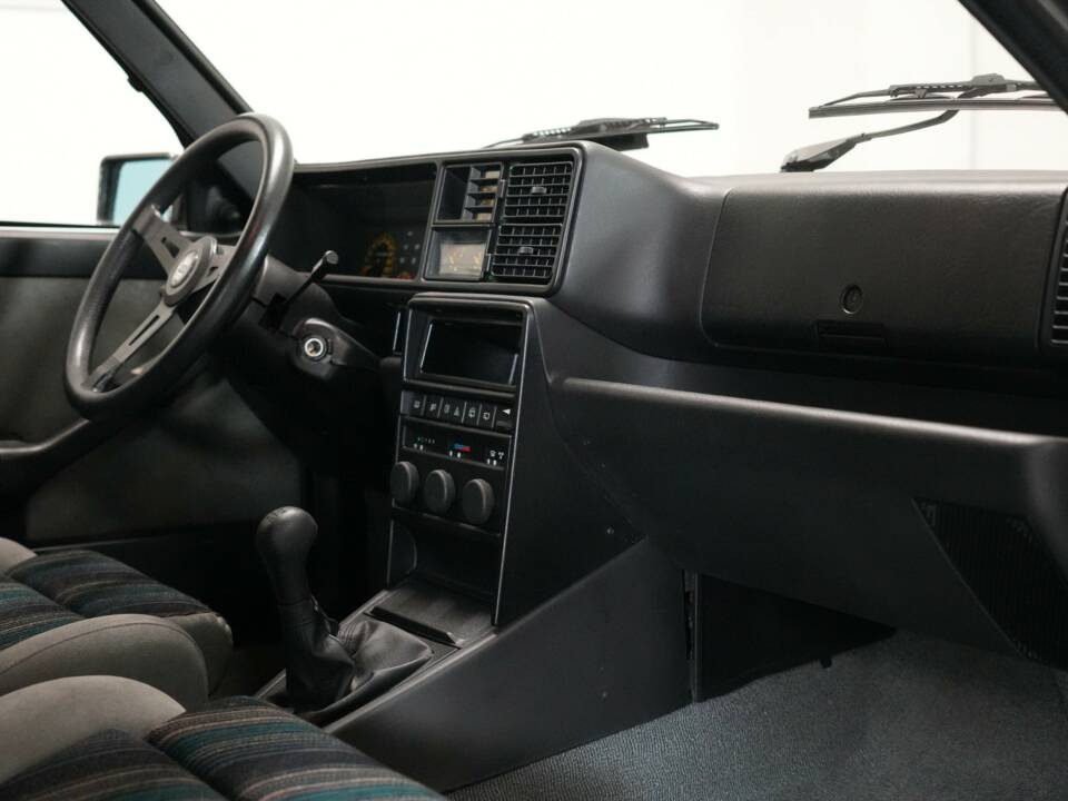 Image 19/46 of Lancia Delta HF Integrale (1988)