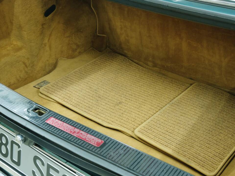 Bild 25/50 von Mercedes-Benz 380 SEC (1983)