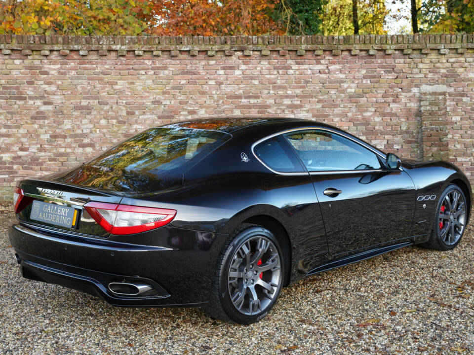 Bild 15/50 von Maserati GranTurismo S (2010)