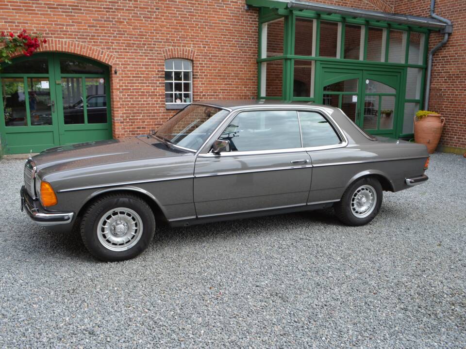 Image 1/15 of Mercedes-Benz 230 CE (1983)
