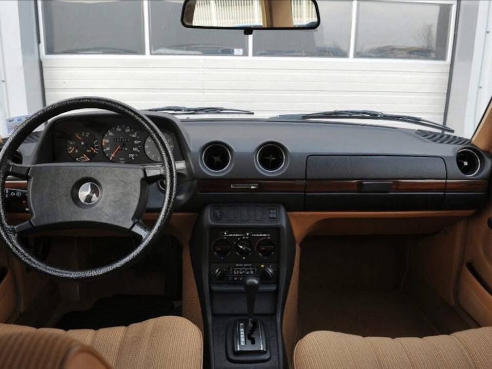 Afbeelding 4/15 van Mercedes-Benz 200 (1983)