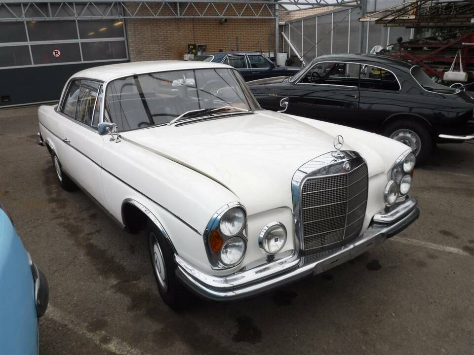 Image 34/49 of Mercedes-Benz 300 SE (1966)