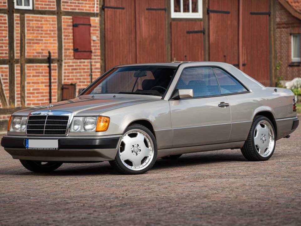 Immagine 1/73 di Mercedes-Benz 300 CE (1991)
