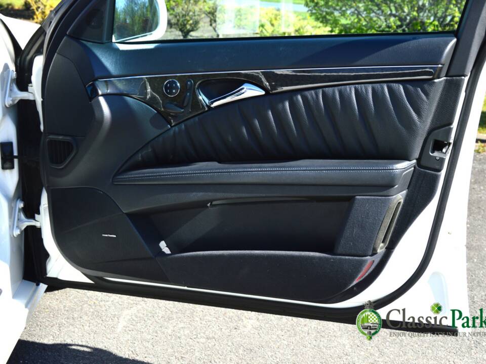 Image 21/50 of Mercedes-Benz E 500 T (2004)