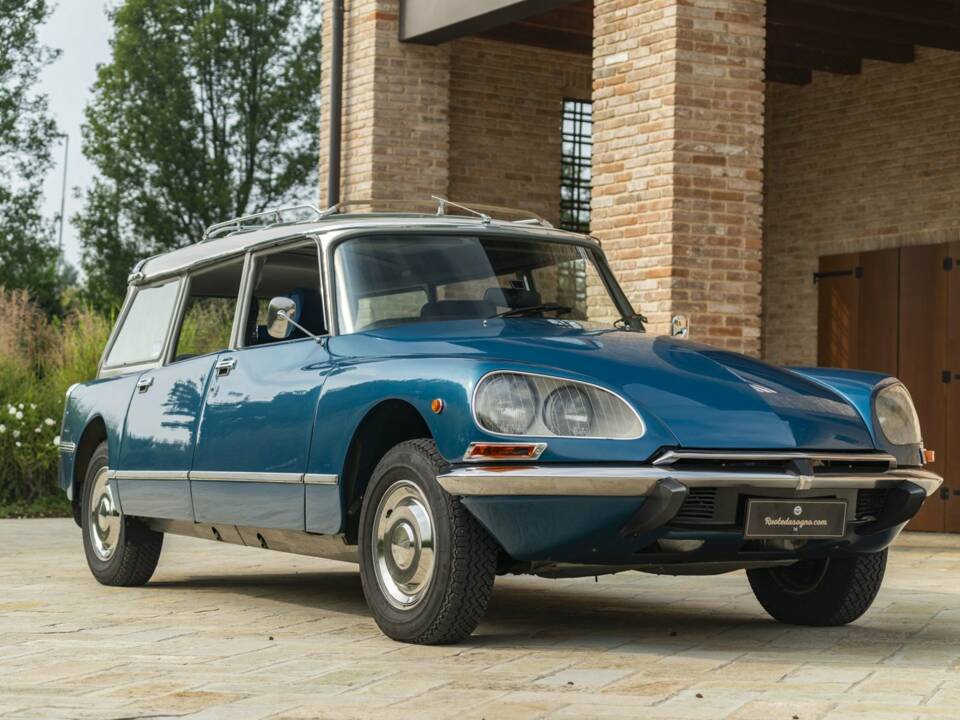 Bild 2/50 von Citroën DS 23 Break (1973)