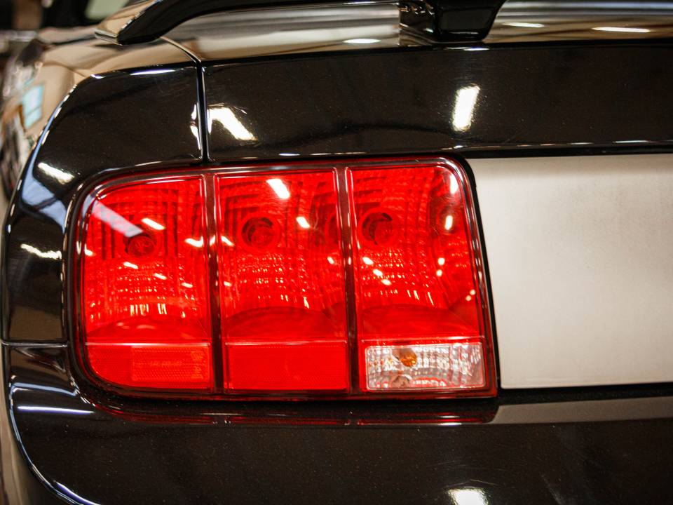 Image 18/49 of Ford Mustang GT (2006)