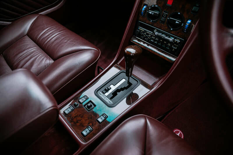 Imagen 46/50 de Mercedes-Benz 300 SE (1990)