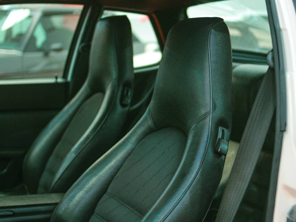 Image 25/45 of Porsche 944 S2 (1989)