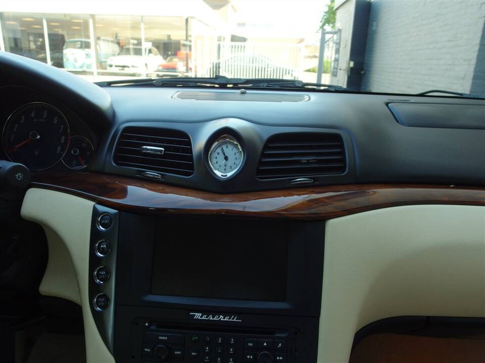 Image 53/98 of Maserati GranTurismo 4.2 (2008)