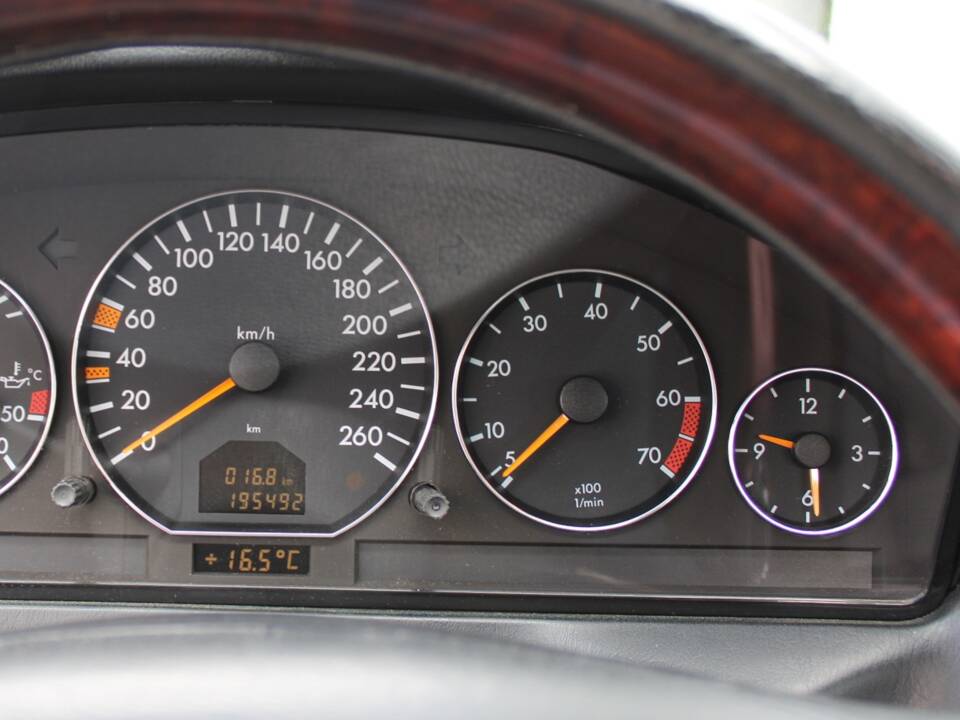 Image 33/50 of Mercedes-Benz SL 320 (2001)