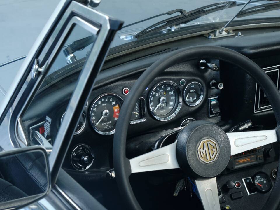 Image 29/50 of MG MGB (1976)