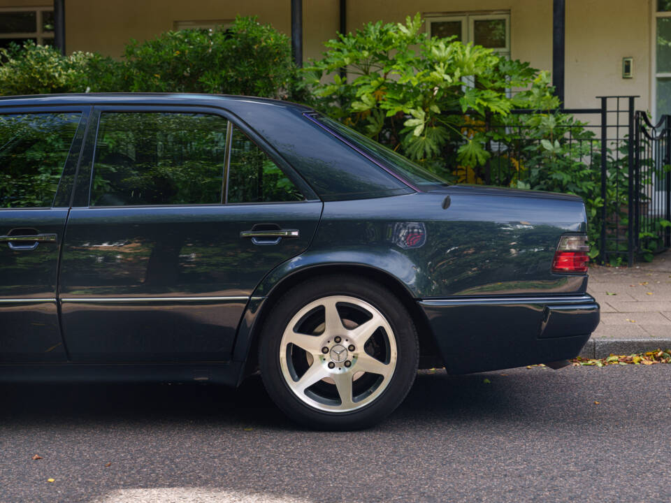 Imagen 10/27 de Mercedes-Benz E 500 Limited (1994)