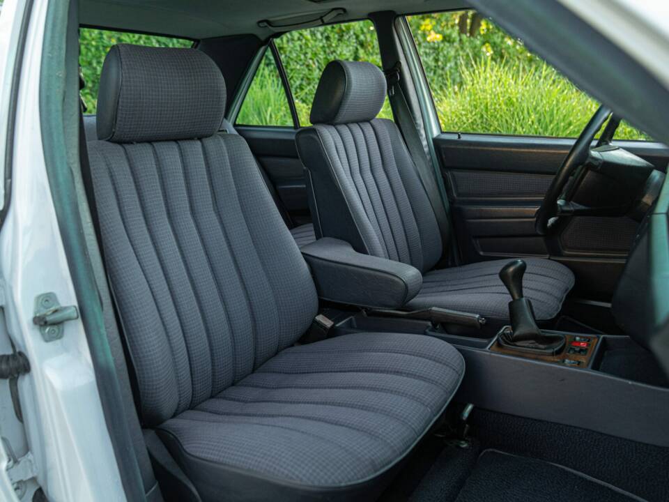 Afbeelding 22/44 van Mercedes-Benz 190 E (1987)