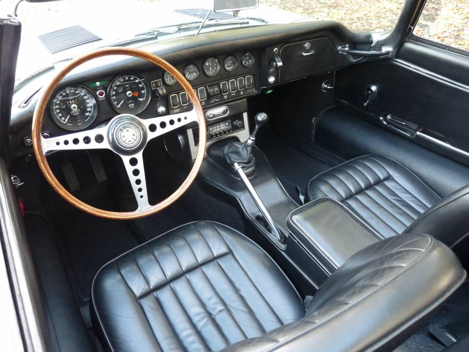 Image 8/27 de Jaguar E-Type (1968)