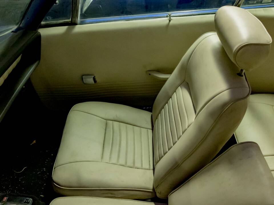 Image 40/50 of Chrysler 300 L (1970)