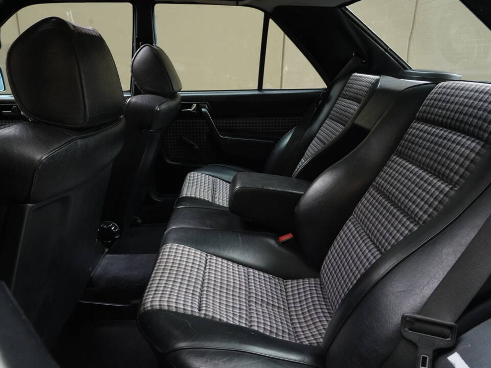 Image 17/83 of Mercedes-Benz 190 E 2.3-16 (1984)