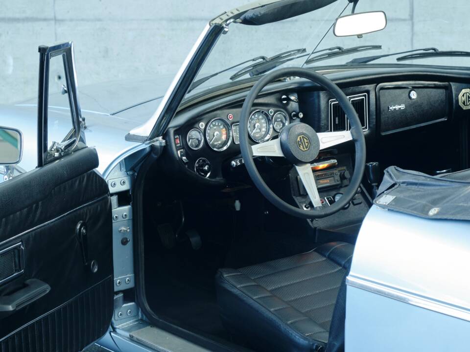 Image 31/50 of MG MGB (1976)