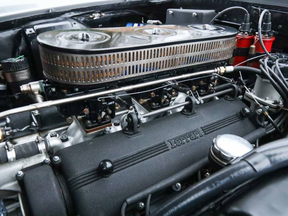 Image 21/50 of Ferrari 250 GT/E (1962)