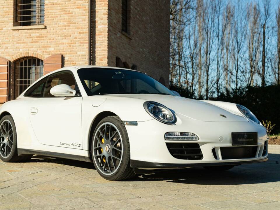 Bild 2/49 von Porsche 911 Carrera 4 GTS (2011)