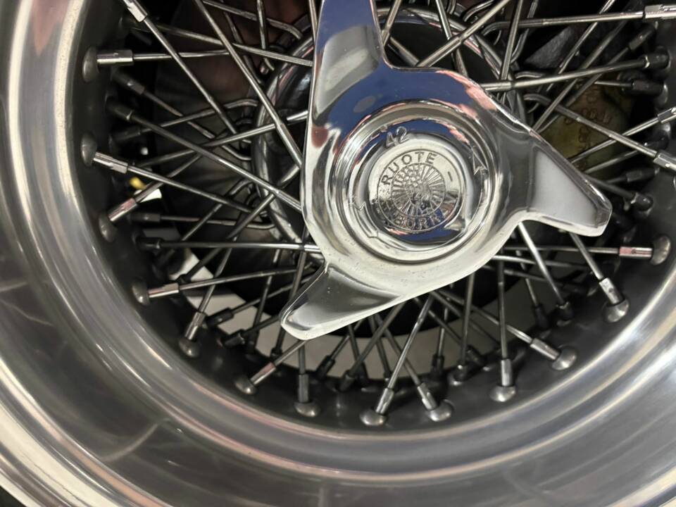 Image 22/50 of Ferrari 330 GT 2+2 (1965)