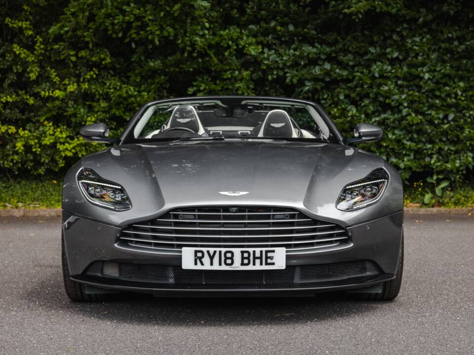 Image 27/39 of Aston Martin DB 11 Volante (2018)