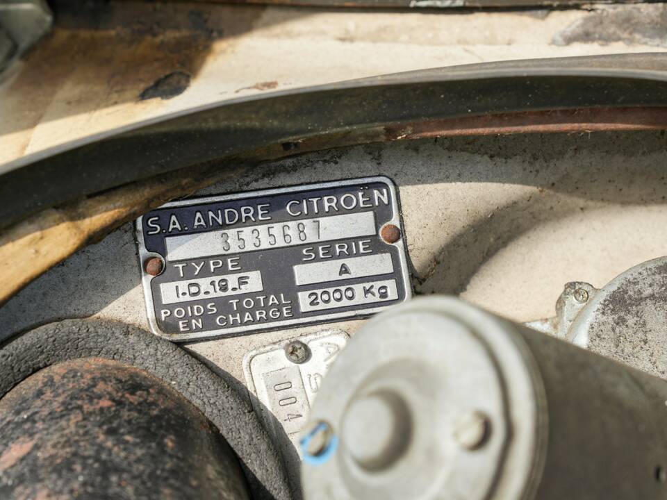 Image 33/43 of Citroën ID 19 Break (1967)