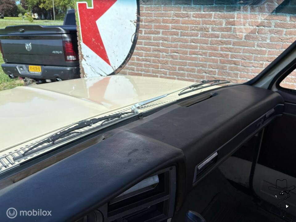 Bild 25/29 von Chevrolet C 20 (1985)