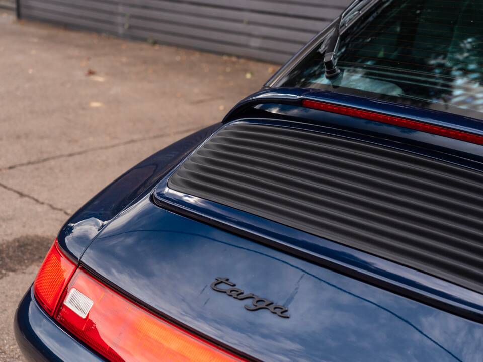 Image 3/68 of Porsche 911 Carrera (1997)