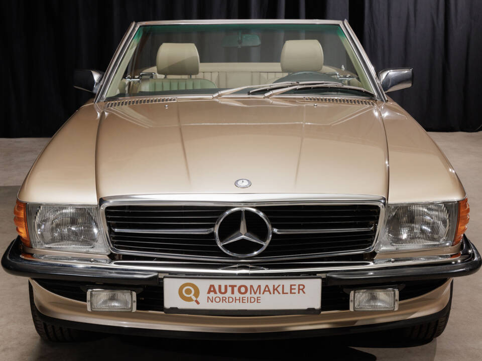 Immagine 2/71 di Mercedes-Benz 420 SL (1988)