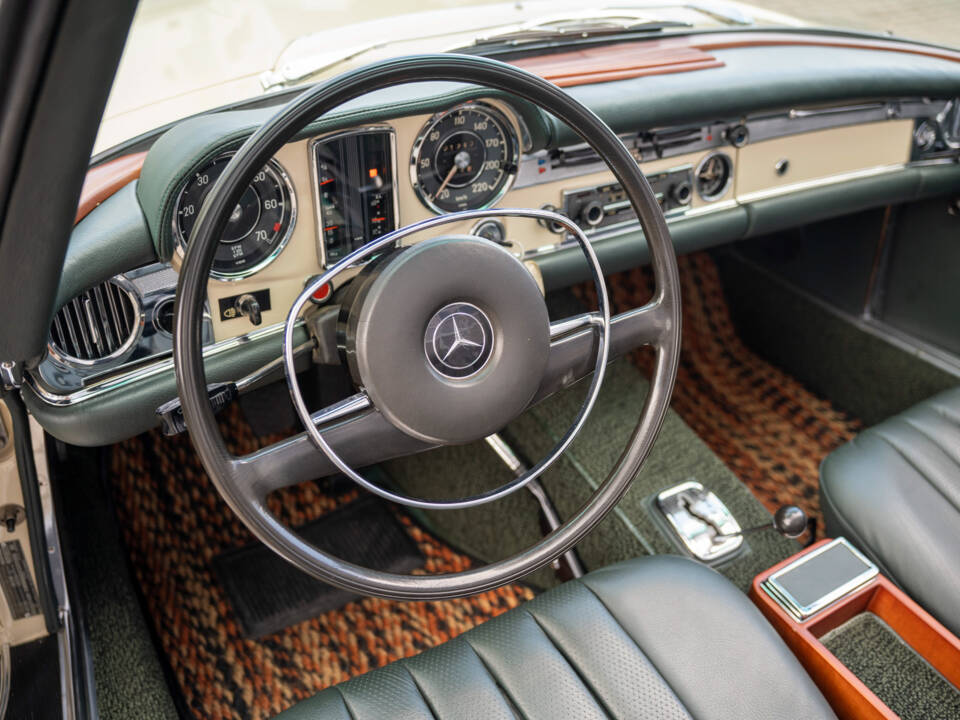 Image 81/97 of Mercedes-Benz 280 SL (1969)