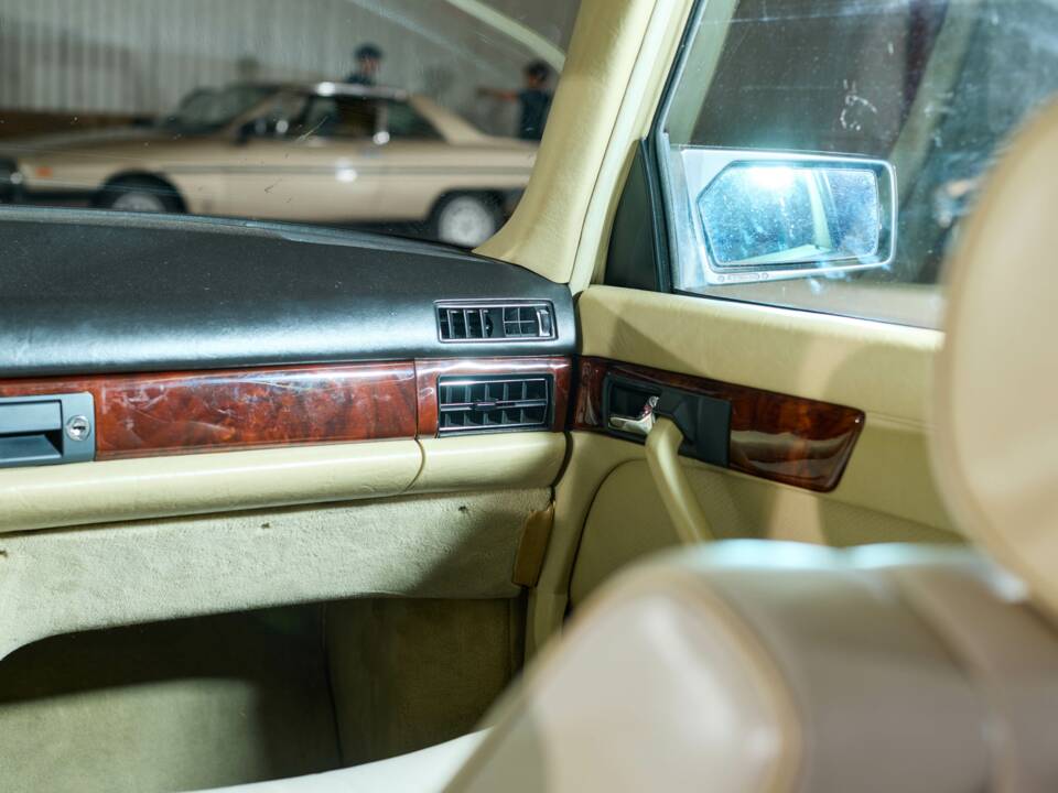 Bild 28/43 von Mercedes-Benz 380 SE (1984)